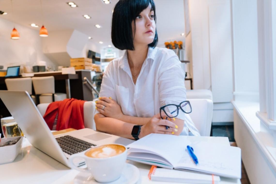 Arbeitsumgebung mit mehreren Monitoren und geöffneten SEO-Analyse-Tools